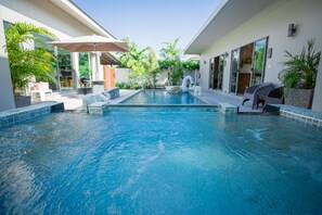 4-Bedroom Villa with Private Pool | Piscine