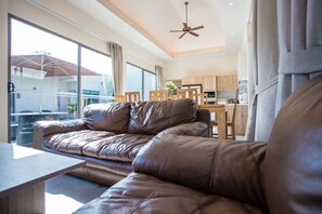 4-Bedroom Villa with Private Pool | Stofa | Flatskjársjónvarp