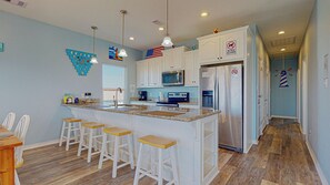 Køleskab, mikrobølgeovn, ovn, kogeplade