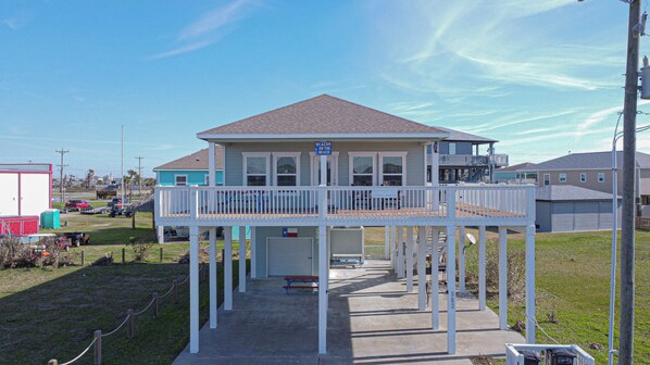 Property grounds - Beacon on the Beach: 3  BR, 2  BA House in Port Bolivar, Sleeps 10 (Port Bolivar)