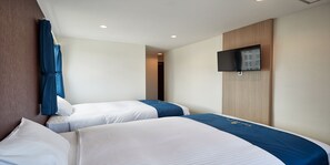 Twin Room | Desk, free WiFi - Enagic Hotel Yamaichi (Naha)