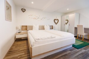 Double Room | 高档床上用品、特色装修、办公桌、笔记本电脑工作区