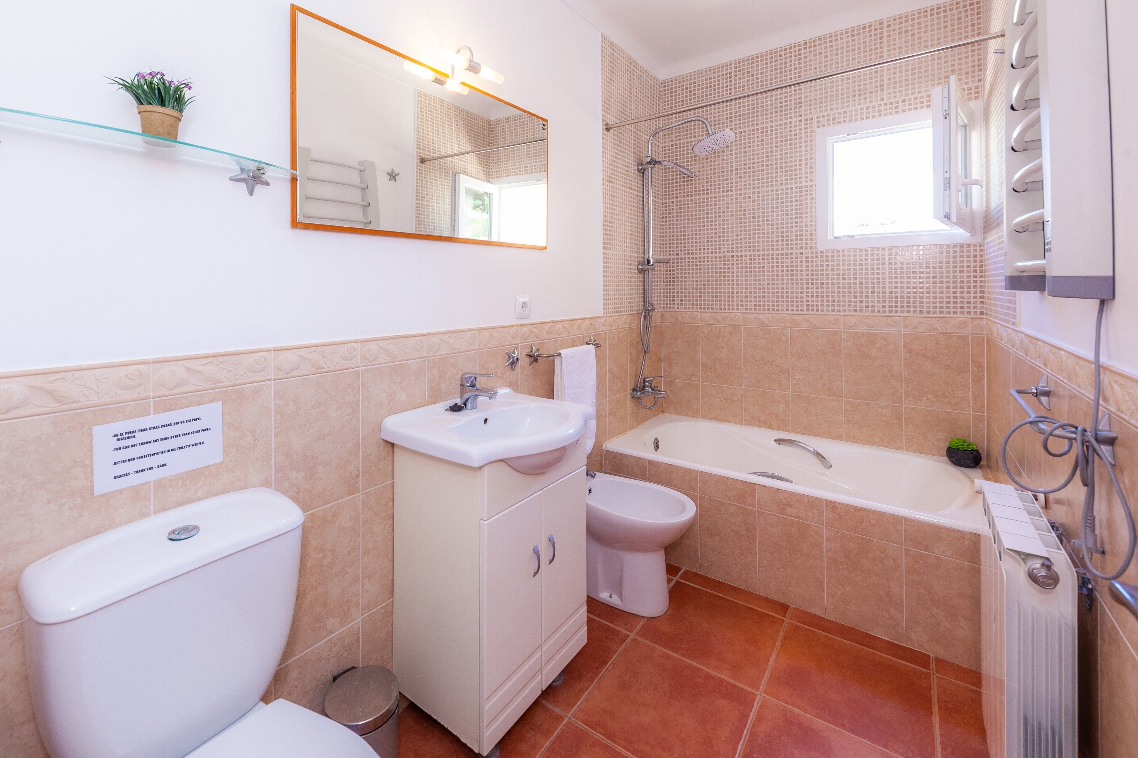 Un baño con inodoro, lavamanos, bidé y bañera.