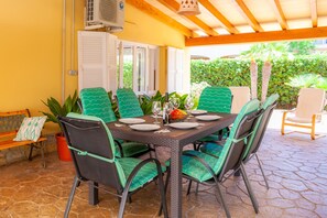 Outdoor dining - Modern Town Villa "Bona Mar" with Pool (cala ratjada)