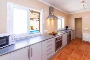 Een koelkast, een magnetron, een oven, een kookplaat
