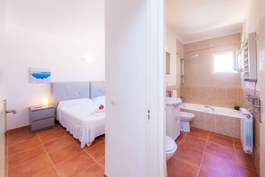 Bathtub, free toiletries, hair dryer, towels - Modern Town Villa "Bona Mar" with Pool (cala ratjada)