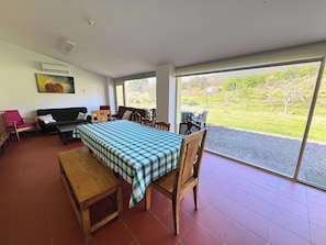Une pièce comprenant un lit, une table à manger, des chaises, un canapé et un tableau accroché au mur.