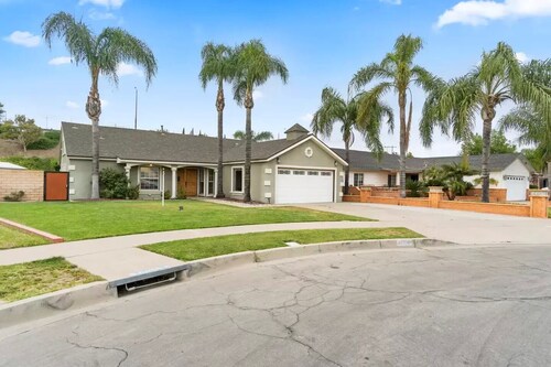 *Reduced Pricing* Spacious Disney Vacation w/ Game Room