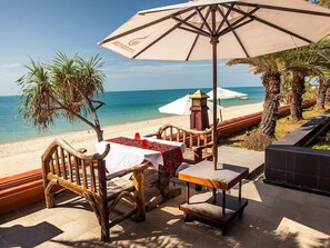 Outdoor dining - 2 Bedroom Beachfront Pool Villa (Koh Samui)