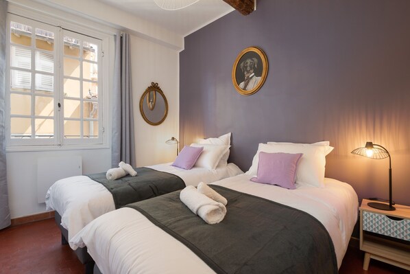 2 makuuhuonetta, työpöytä, silitysrauta/-lauta, ilmainen Wi-Fi