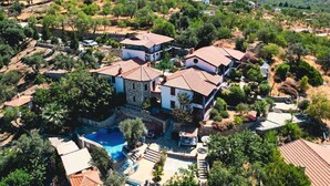 Zona residencial con casas, una piscina y terreno montañoso al fondo.