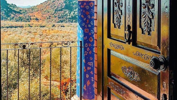 Un balcón con vistas a un paisaje montañoso.