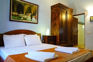 Suite Standar, teras | 1 kamar tidur, seprai premium, minibar, dan meja kerja