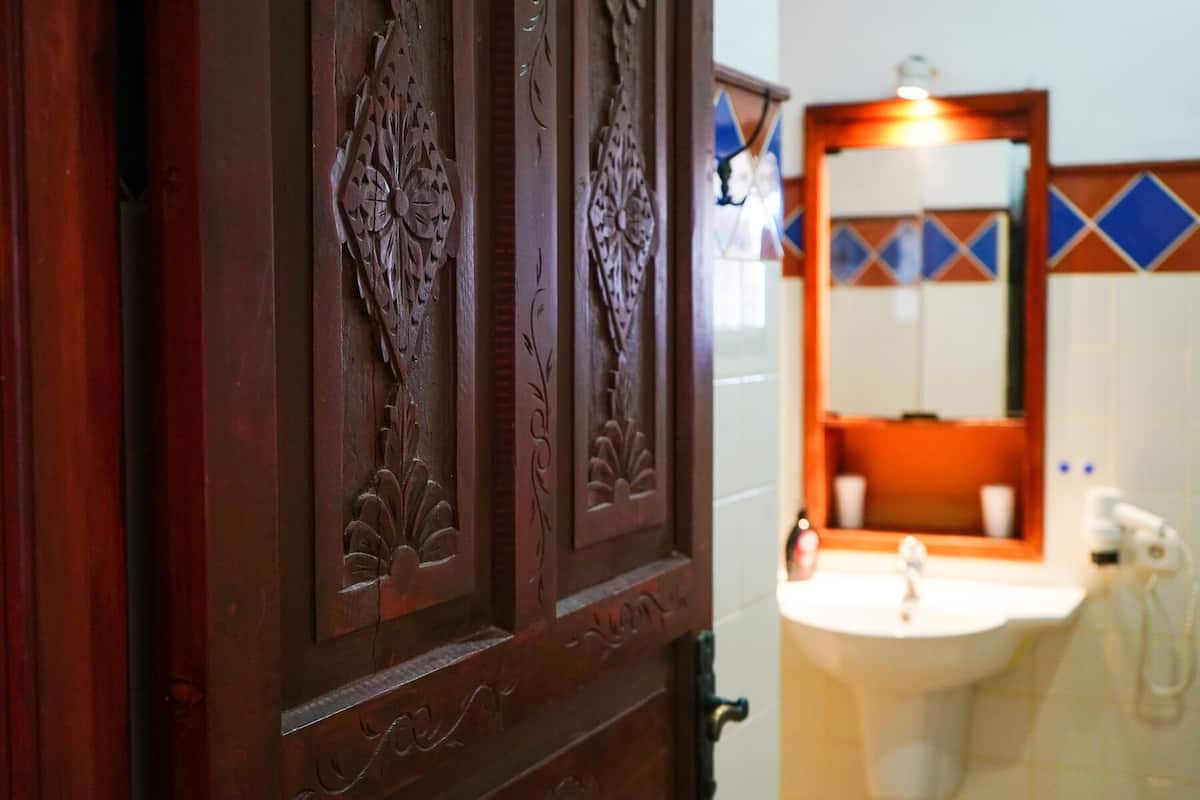 standard suite, terrace | bathroom | shower, free toiletries, hair dryer, towels