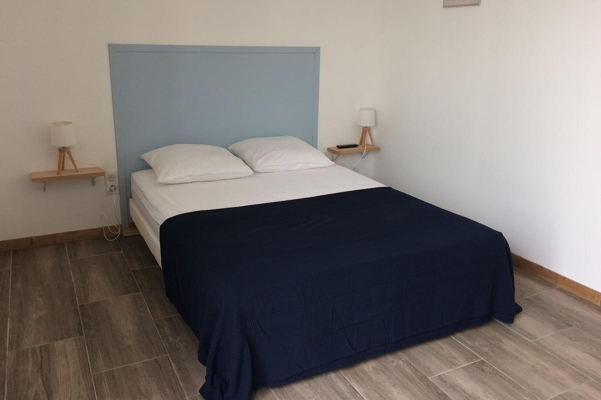 Chambre Double Confort, 1 chambre, non-fumeurs, vue piscine (Bleue) | Ameublement personnalisé, bureau, chambres insonorisées