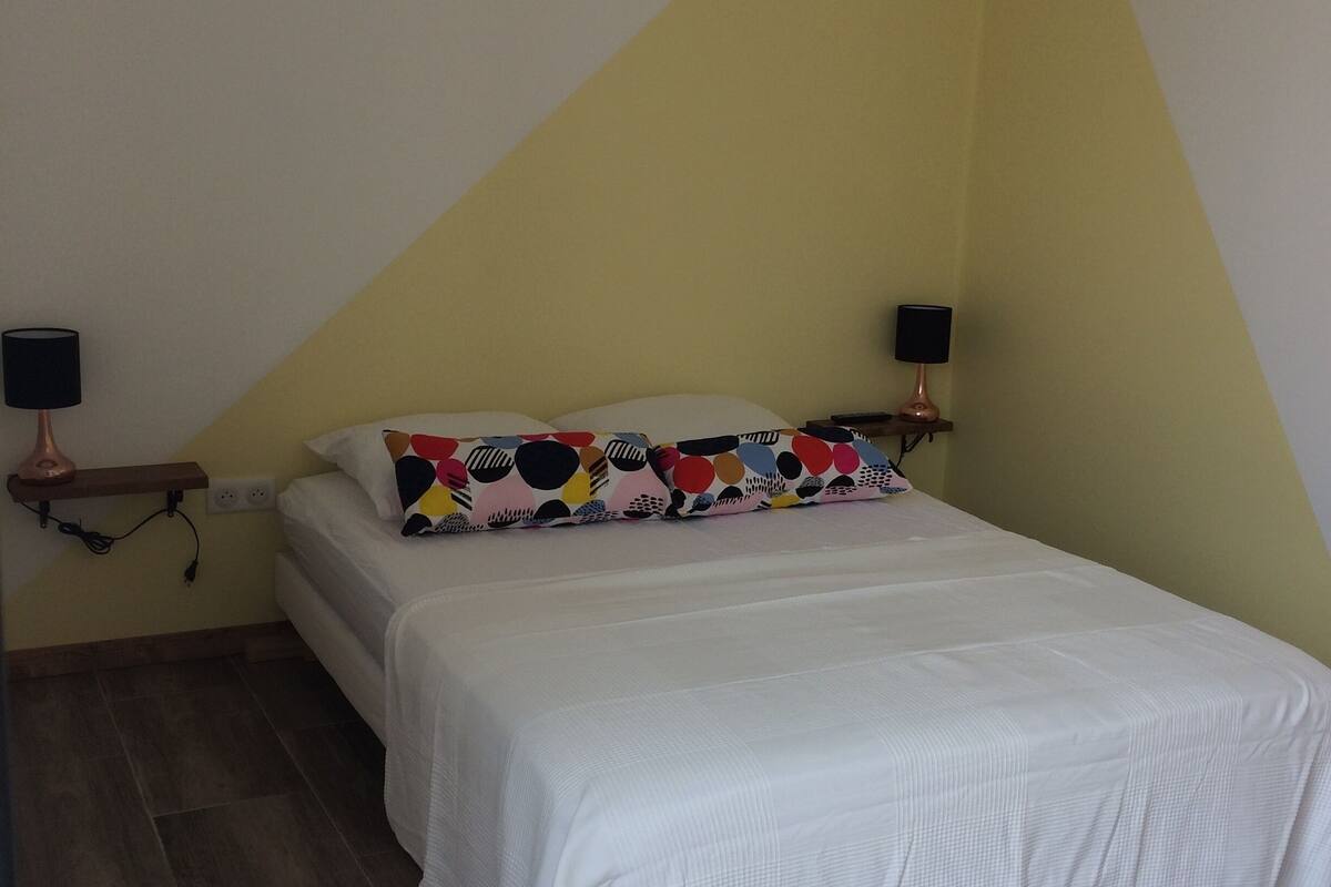 Comfort Double Room, 1 Bedroom, Non Smoking, Pool View (Jaune) | Desk, soundproofing, iron/ironing board (on request), WiFi (free)