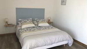 Desk, soundproofing, iron/ironing board (on request), WiFi (free) - Les Costebelles (Valensole)