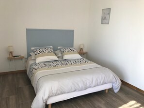 Muebles diferentes, escritorio y insonorización