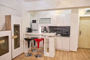Eenvoudig appartement | Woonruimte | Een flatscreentelevisie