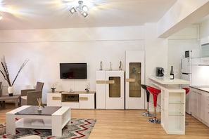 Eenvoudig appartement | Woonruimte | Een flatscreentelevisie
