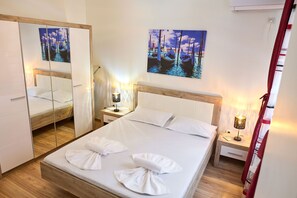 Apartament Black Sea | Individually decorated, individually furnished, iron/ironing board