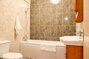 Apartament Black Sea | Bathroom | Shower, designer toiletries, hair dryer, towels