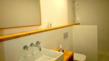 Een douche, een haardroger, handdoeken