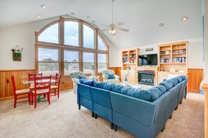 Télévision, cheminée, lecteur de DVD, chaîne hi-fi