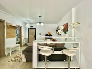 Apartment Sunny Holiday | Living area | 110-cm flat-screen TV with cable channels, TV - Alezzi (Navodari)