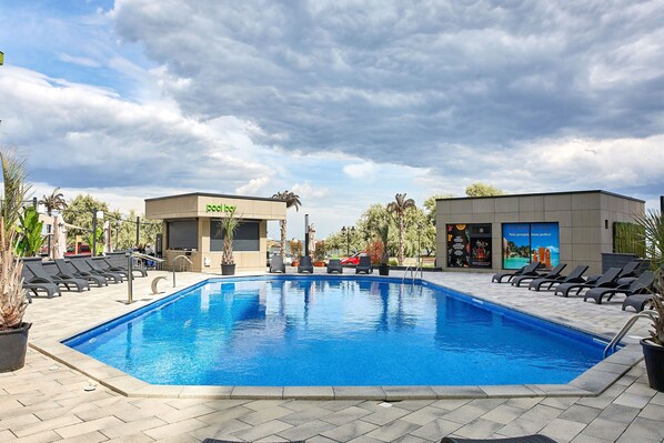 Piscina interna, piscina externa sazonal
