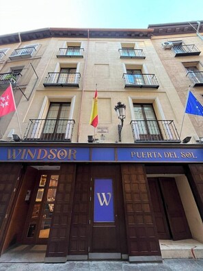 Exterior detail - El Pasaje Hostal (Madrid)