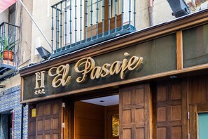Exterior detail - El Pasaje Hostal (Madrid)