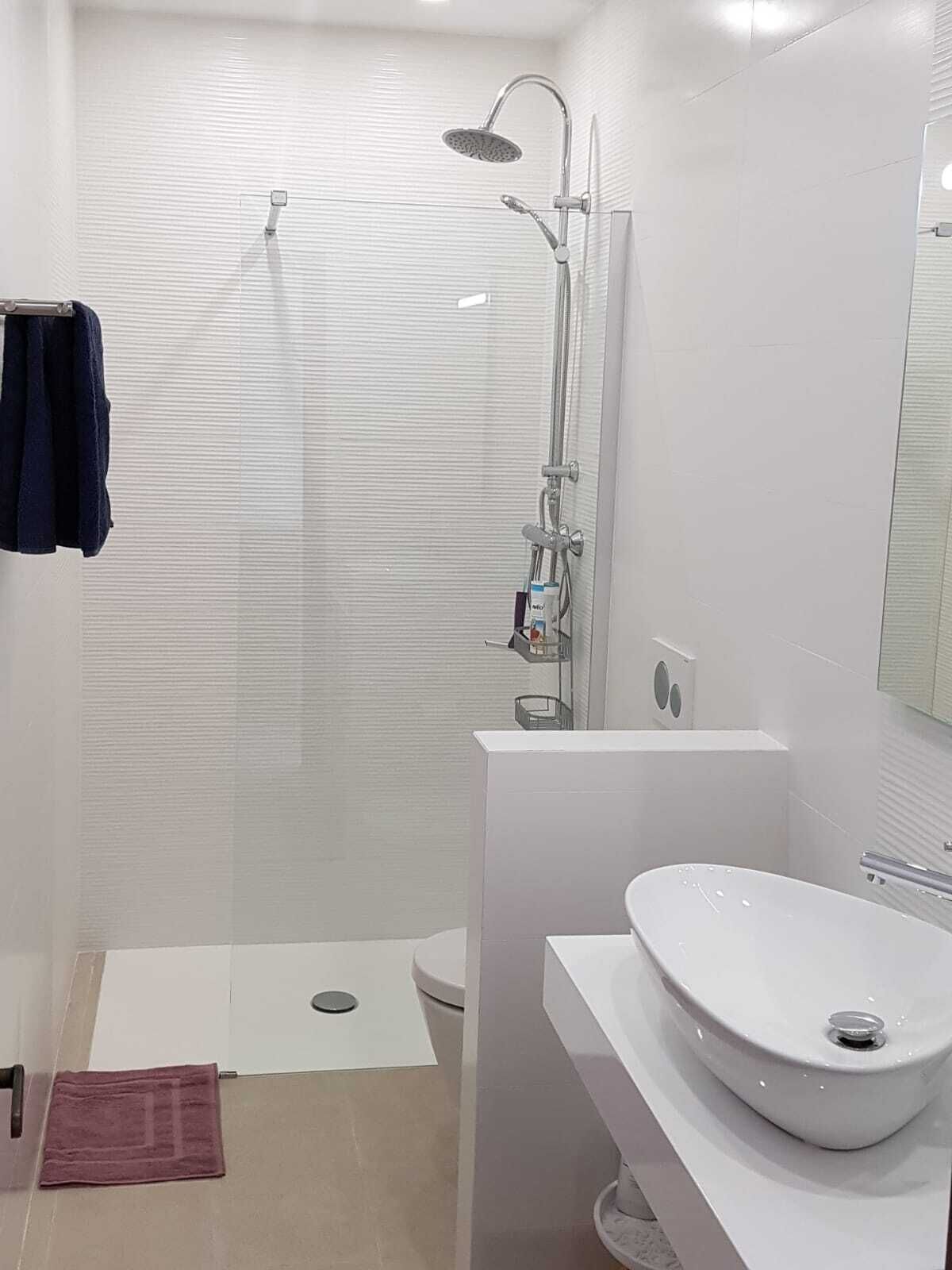 Un bagno moderno con doccia, WC e lavandino.