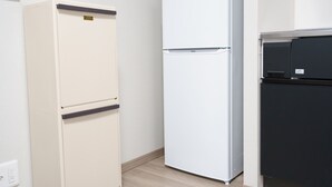 Apartment, 2 Bedrooms | Private kitchenette | Fridge, microwave, stovetop, electric kettle