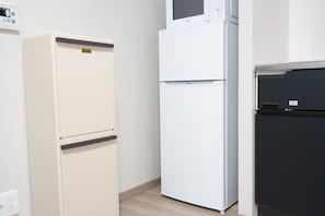 Apartamento, 2 quartos | Cozinha americana privada | Geladeira, micro-ondas, cooktop, chaleira elétrica