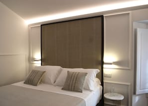 Design tweepersoonskamer, 1 queensize bed | Italiaanse Frette-lakens, luxe beddengoed, donsdekens