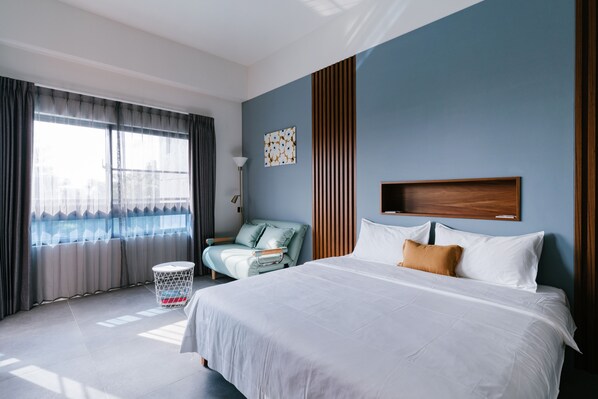 غرفة مريحة - بشرفة | طراز فريد لكل وحدة وستائر تعتيم وواي فاي مجانًا وملاءات أسرّة