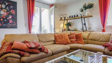 TV, fireplace, DVD player, stereo