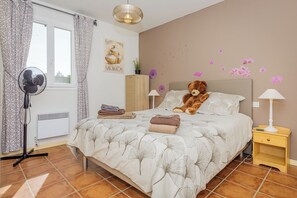 4 bedrooms, iron/ironing board, WiFi, wheelchair access