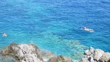 Vlak bij het strand, ligstoelen