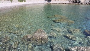 A clear view of a rocky shoreline with shallow water. - Traditional Eolian House "Luna"- Unique experience (Lipari)