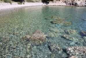 Una playa cerca, sillas reclinables de playa