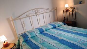 2 slaapkamers, een strijkplank/strijkijzer, reisbedje, gratis wifi