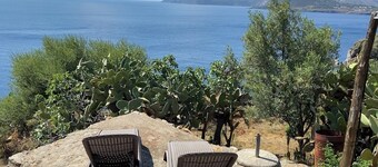 Traditional Eolian House "Luna"- Unique experience