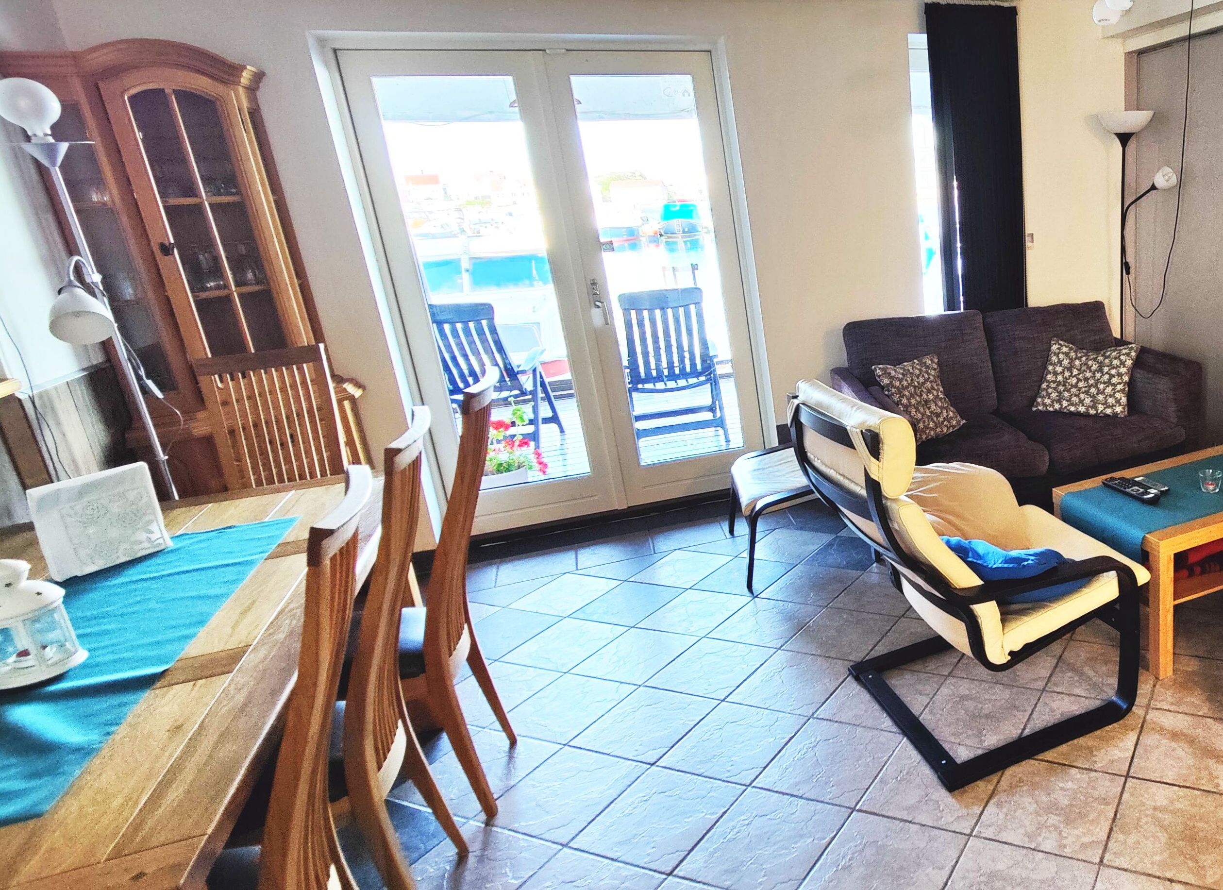 35-Zoll-Flachbildfernseher mit Satellitenempfang, Fernseher, DVD-Player