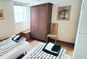 Safe på rommet, individuelt dekorert og skrivebord