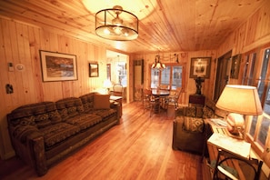 Smart TV, DVD player, books - " The Cabernet Cabin" (Hayward)