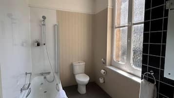 Kylpyhuone, jossa on kylpyamme, wc ja pesuallas.