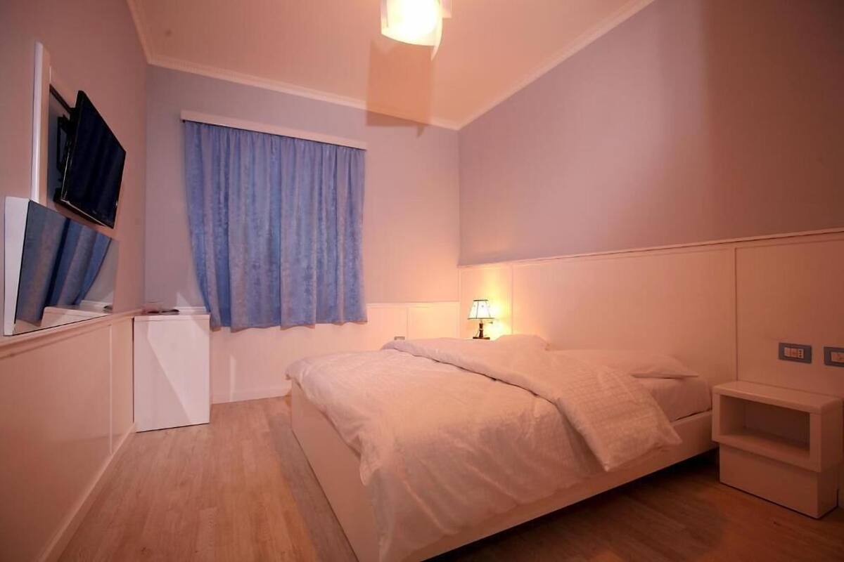 1 bedroom, hypo-allergenic bedding, memory-foam beds, free minibar items