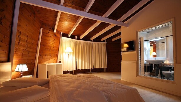 Deluxe Suite, 1 King Bed, Smoking | Hypo-allergenic bedding available, memory foam beds - Hotel Kastria (Tirana)